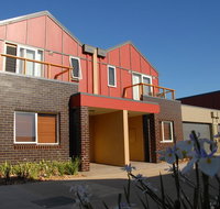 The Lakes Apartments - E Caravan Parks