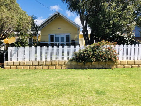 The Light And Bright Yellow Beach House - E Caravan Parks 2