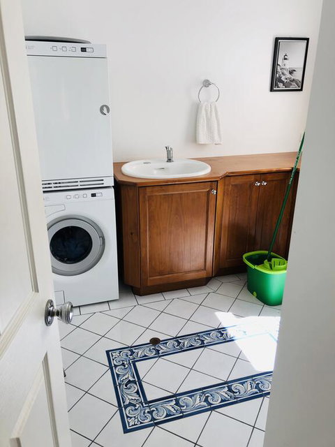 The Light And Bright Yellow Beach House - E Caravan Parks 3