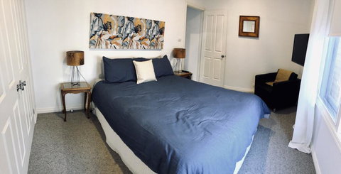 The Light And Bright Yellow Beach House - E Caravan Parks 0