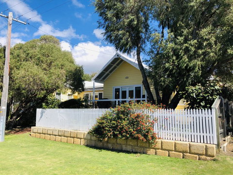 The Light And Bright Yellow Beach House - E Caravan Parks 1