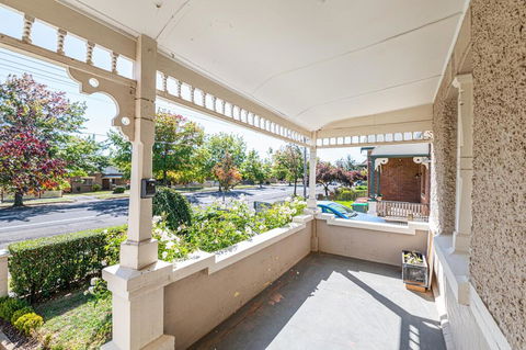The Pearl On Prince  Stylish Cottage, CBD, Wifi - E Caravan Parks 3