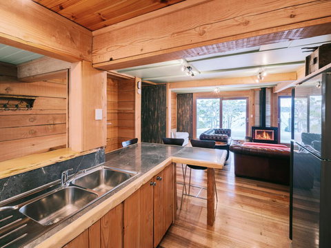 The Pier House - E Caravan Parks 3