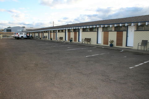 The Plains Motor Inn - E Caravan Parks 1
