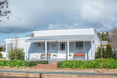 The Rested Guest 3 Bedroom Cottage West Wyalong - E Caravan Parks 0