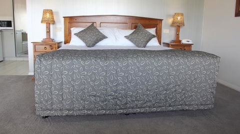 The Saltbush Motor Inn - E Caravan Parks 0