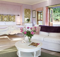 The Spotted Chook and Amelie's Petite Maison - E Caravan Parks