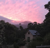 The Stone Cottage with tennis court - E Caravan Parks