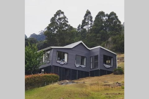 The Tin Dragon - E Caravan Parks 0