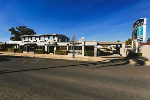 The Town House Motor Inn - E Caravan Parks 0