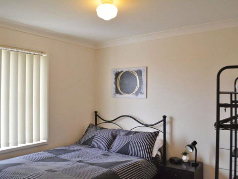 The Verandah', 9 Hanson Avenue - Fantastic Child Friendly Home - E Caravan Parks 1