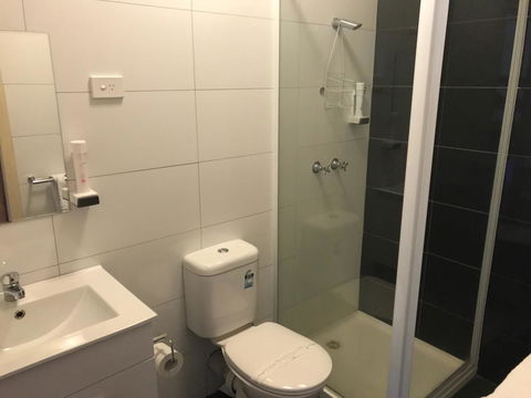 The Wharf Hotel - E Caravan Parks 0