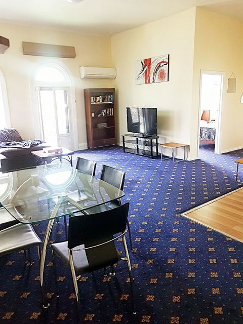 The Wharf Hotel - E Caravan Parks 3