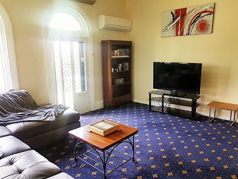 The Wharf Hotel - E Caravan Parks 2