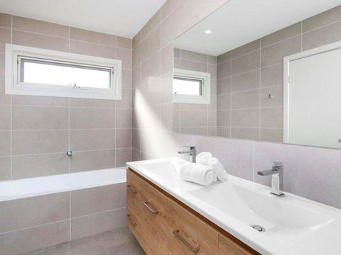 The Wharf House - Budgewoi - E Caravan Parks 3