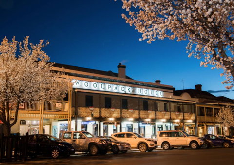The Woolpack Hotel - E Caravan Parks 0