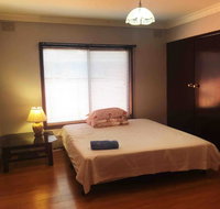 Thomastown antique house room 1 - E Caravan Parks
