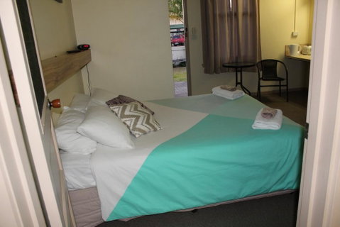Tocumwal Hotel Motel (The Palms) - E Caravan Parks 0