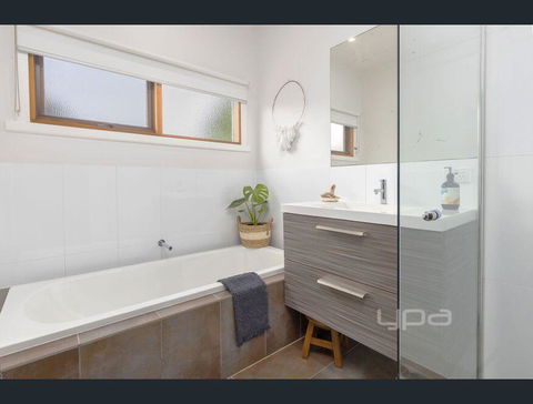 Toot Toot ! 50s Classic Beach House With Bungalow - E Caravan Parks 1