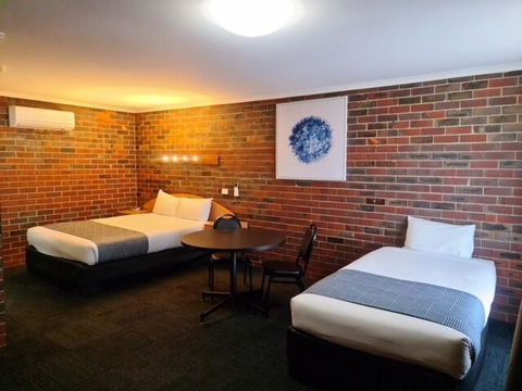 Town House Motor Inn - E Caravan Parks 1