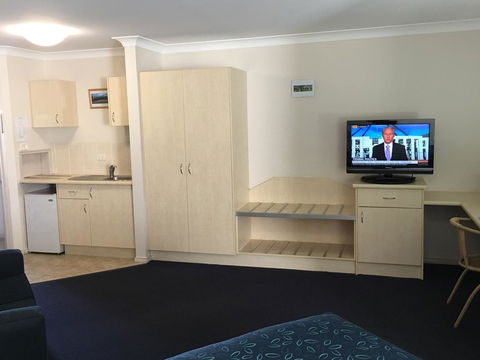 Tuckerbox Motor Inn - E Caravan Parks 2