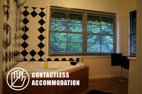 Tudor Cottages - E Caravan Parks 3