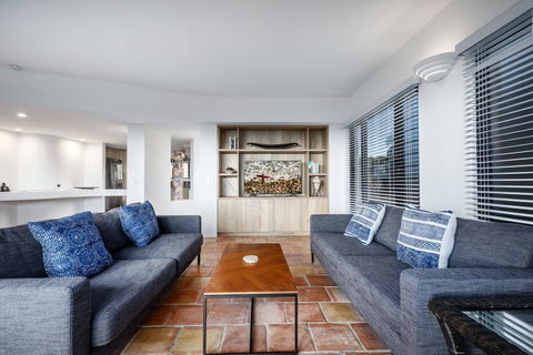 Tuscan Inspired Townhouse Minutes From The Beach - E Caravan Parks 3
