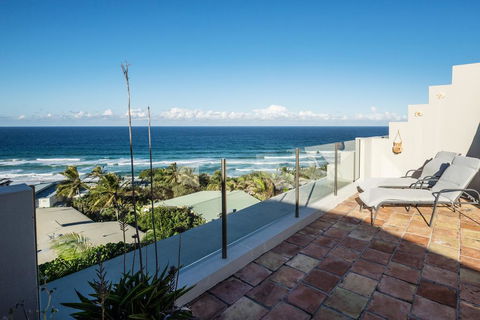 Tuscan Inspired Townhouse Minutes From The Beach - E Caravan Parks 0