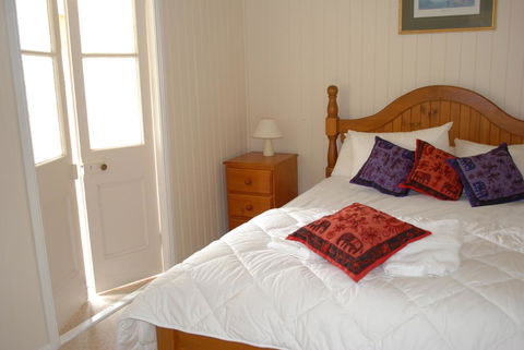 Twisted Gum Vineyard Cottage - E Caravan Parks 2
