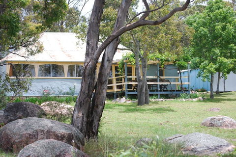 Twisted Gum Vineyard Cottage - E Caravan Parks 0
