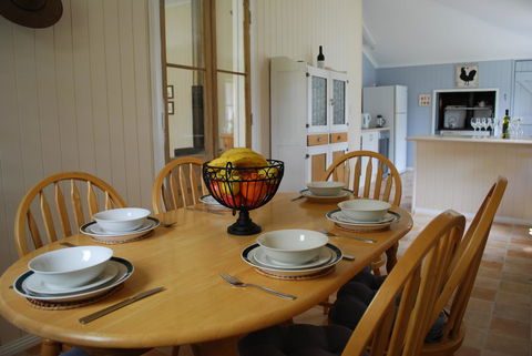 Twisted Gum Vineyard Cottage - E Caravan Parks 3