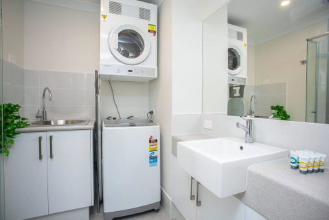 Ultimate Oasis Condo. Wifi + Netflix + Parking - E Caravan Parks 2