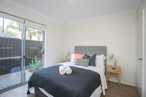 Ultimate Oasis Condo. Wifi + Netflix + Parking - E Caravan Parks 1