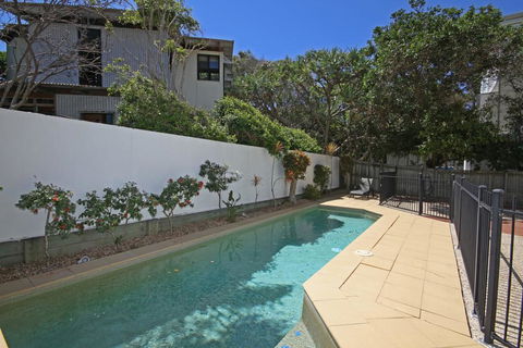 Unit 2, Beach Gallery, 9 Andrew Street Point Arkwright, 500 BOND, LINEN SUPPLIED - E Caravan Parks 1