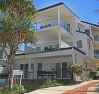 Unit 2 Beach Gallery 9 Andrew Street Point Arkwright 500 BOND LINEN SUPPLIED - E Caravan Parks