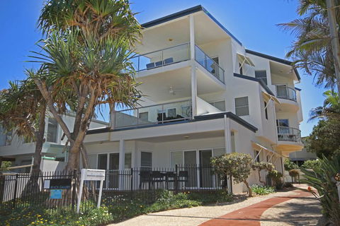Unit 2, Beach Gallery, 9 Andrew Street Point Arkwright, 500 BOND, LINEN SUPPLIED - E Caravan Parks 0