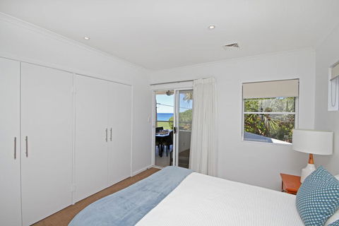 Unit 2, Beach Gallery, 9 Andrew Street Point Arkwright, 500 BOND, LINEN SUPPLIED - E Caravan Parks 3
