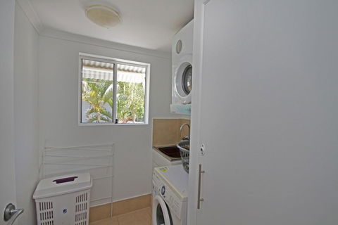 Unit 2, Beach Gallery, 9 Andrew Street Point Arkwright, 500 BOND, LINEN SUPPLIED - E Caravan Parks 2