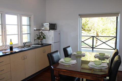 Upper Reach Spa Cottage - E Caravan Parks 3