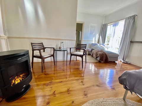Valley Abode Large Studio Suite -private Ensuite - E Caravan Parks 3