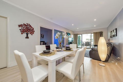 Venetian Canal Apartment-Close To Beaches And Marina - E Caravan Parks 1