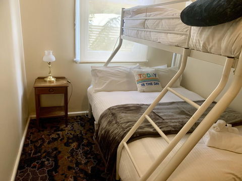 Victoria Albert Guest House Bar Cafe And Restaurant - E Caravan Parks 2