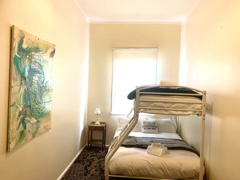 Victoria Albert Guest House Bar Cafe And Restaurant - E Caravan Parks 1