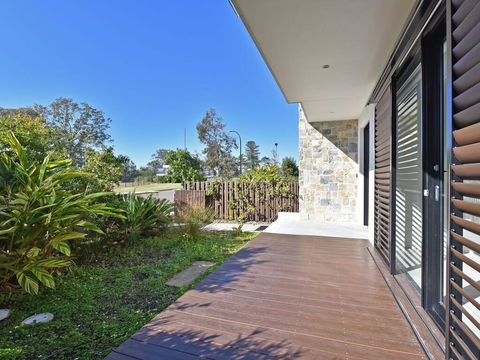 Villa Positano Waterside At Trinity Point - E Caravan Parks 2