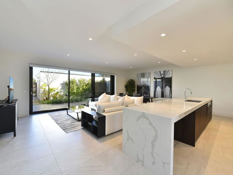 Villa Positano Waterside At Trinity Point - E Caravan Parks 3