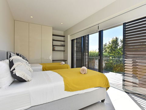 Villa Positano Waterside At Trinity Point - E Caravan Parks 1