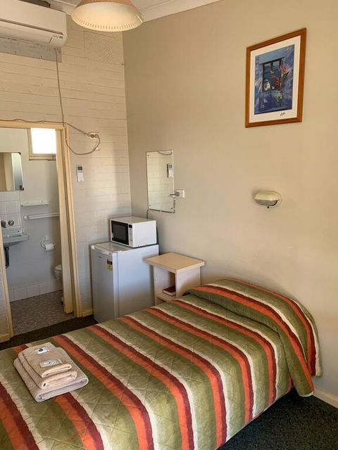 Walgett Motel - E Caravan Parks 1