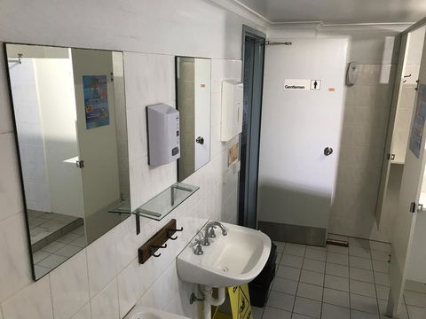 Wandarrah Lodge Hostel - E Caravan Parks 2