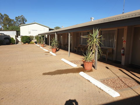 Warrego Motel - E Caravan Parks 1