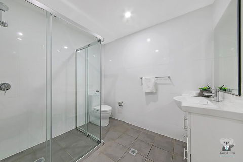 WARRICK FRAM 3 BEDS APT FREE PARKING WALK TO WESTFIELD CLOSE TO HOSPITAL NWF003 - E Caravan Parks 3